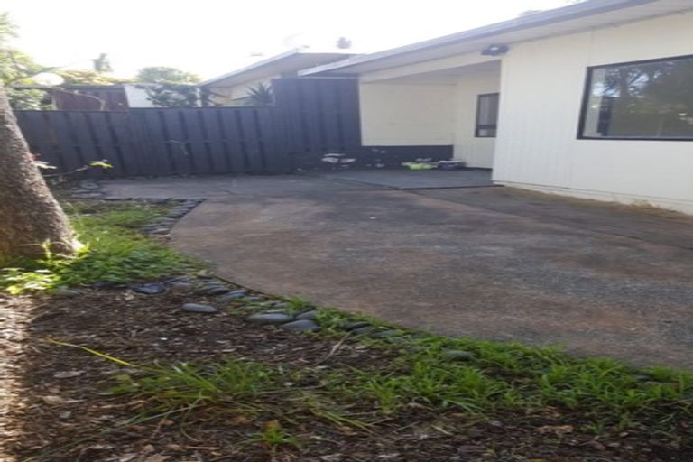 Photo of property in 1/2 Griffiths Place, Te Atatu South, Auckland, 0610