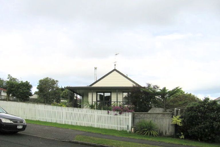 Photo of property in 5 Sandgate Avenue, Botany Downs, Auckland, 2010