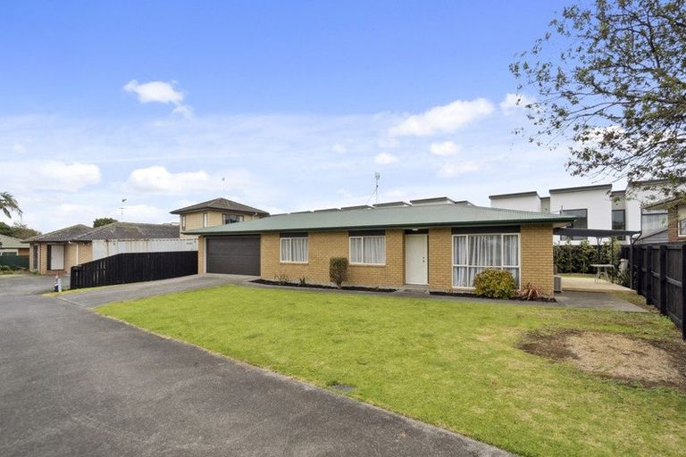 Photo of property in 15 Hocken Place, Mangere Bridge, Auckland, 2022
