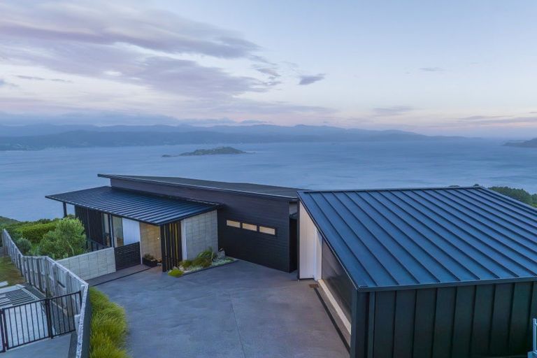 Photo of property in 7 Promontory Crescent, Newlands, Wellington, 6037