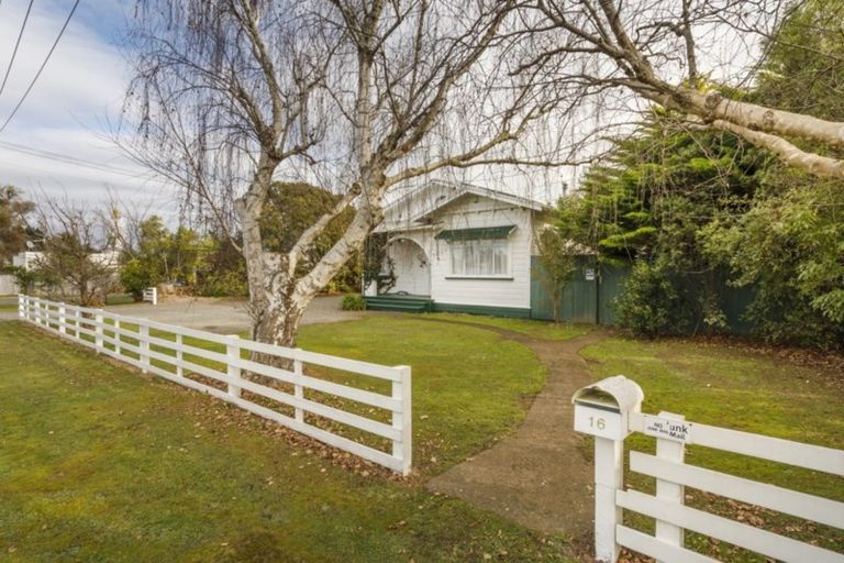 Photo of property in 16 Lyon Street, Marton, 4710