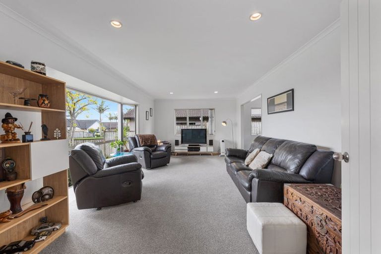 Photo of property in 16 Fernloche Place, Flat Bush, Auckland, 2016