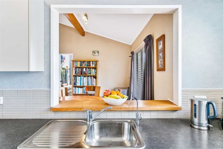 Photo of property in 77 Meadowvale Rise, Titirangi, Auckland, 0604