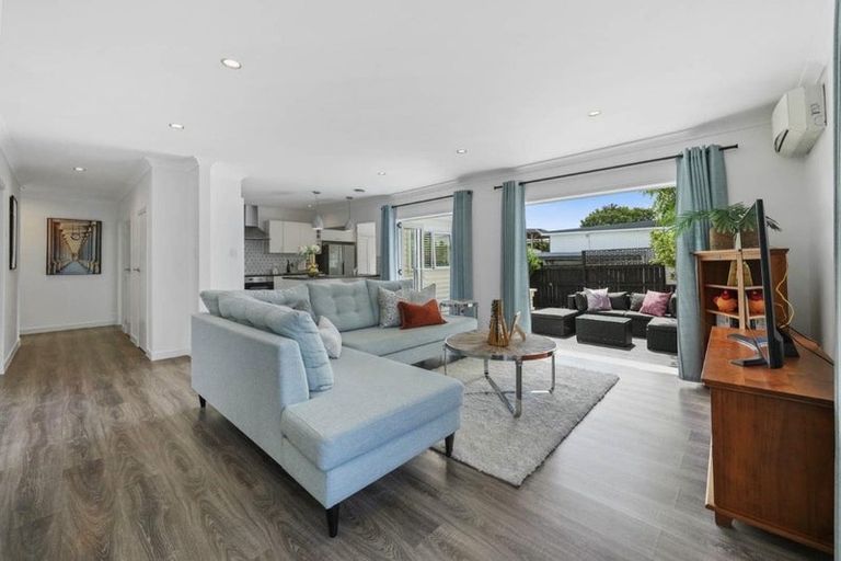 Photo of property in 1/29 Gloria Avenue, Te Atatu Peninsula, Auckland, 0610