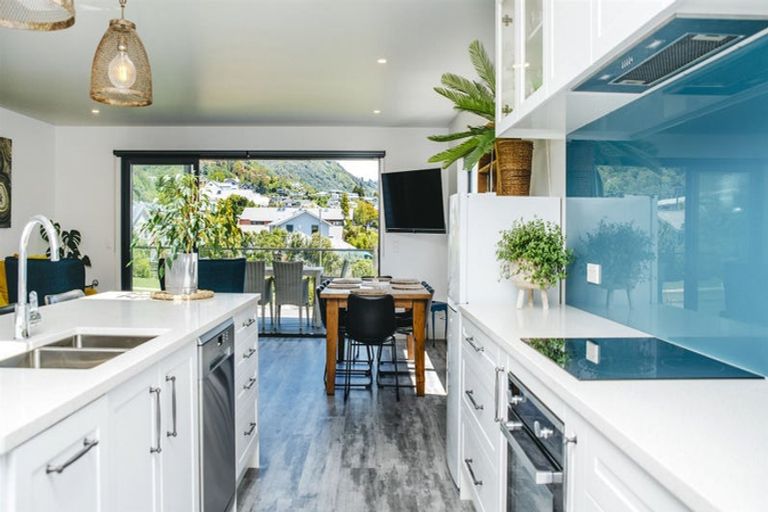 Photo of property in 3 Surrey Street, Picton, 7220