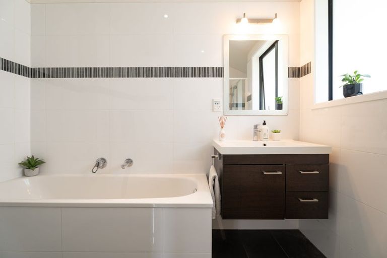 Photo of property in 12a Kingsbridge Place, Newlands, Wellington, 6037