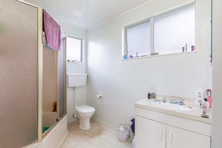 Photo of property in 5 Rapaki Place, Te Atatu Peninsula, Auckland, 0610
