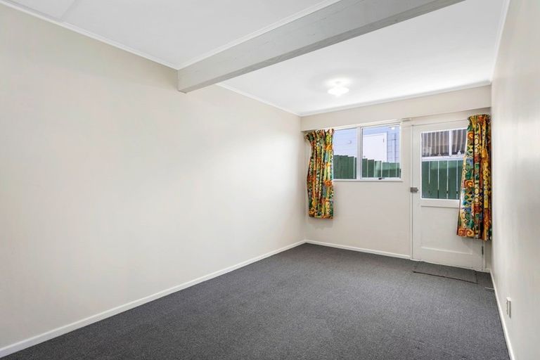 Photo of property in 9a Edgecombe Street, Newlands, Wellington, 6037