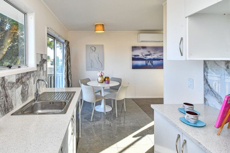 Photo of property in 2/15 Frobisher Way, Clendon Park, Auckland, 2103