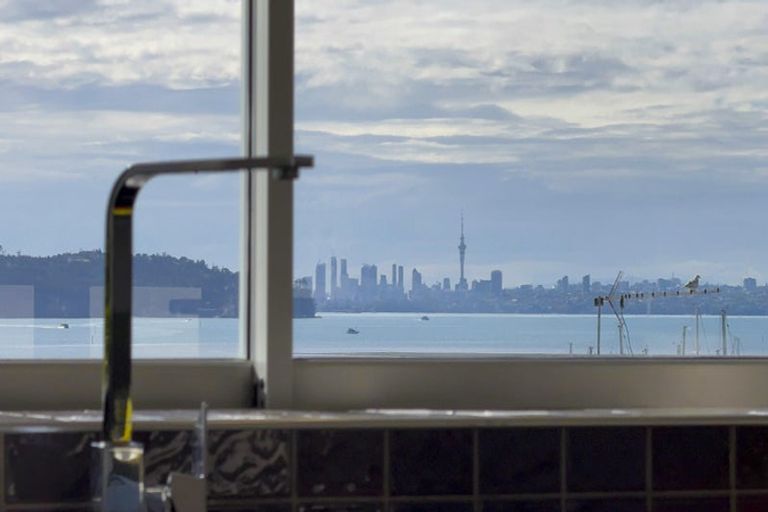 Photo of property in 15 Courtneys, West Harbour, Auckland, 0618