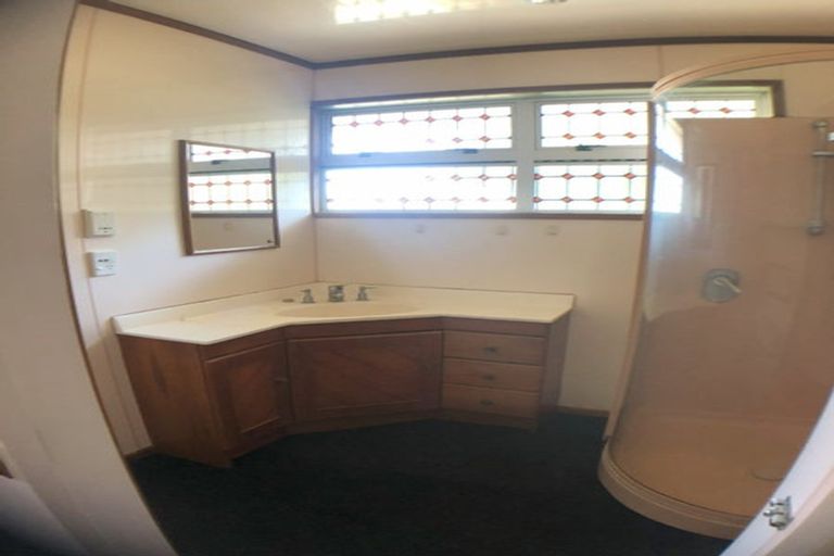 Photo of property in 61 Raleigh Road, Northcote, Auckland, 0627