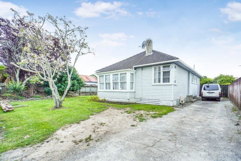 Photo of property in 24 Paul Crescent, Fairfield, Hamilton, 3214