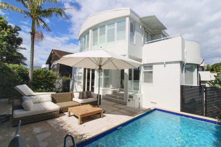 Photo of property in 1/2 Holiday Road, Milford, Auckland, 0620