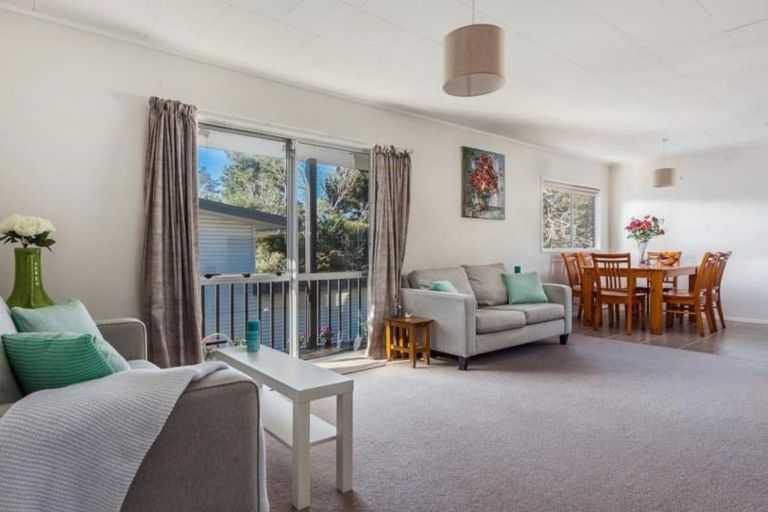 Photo of property in 6 Lorena Place, West Harbour, Auckland, 0618