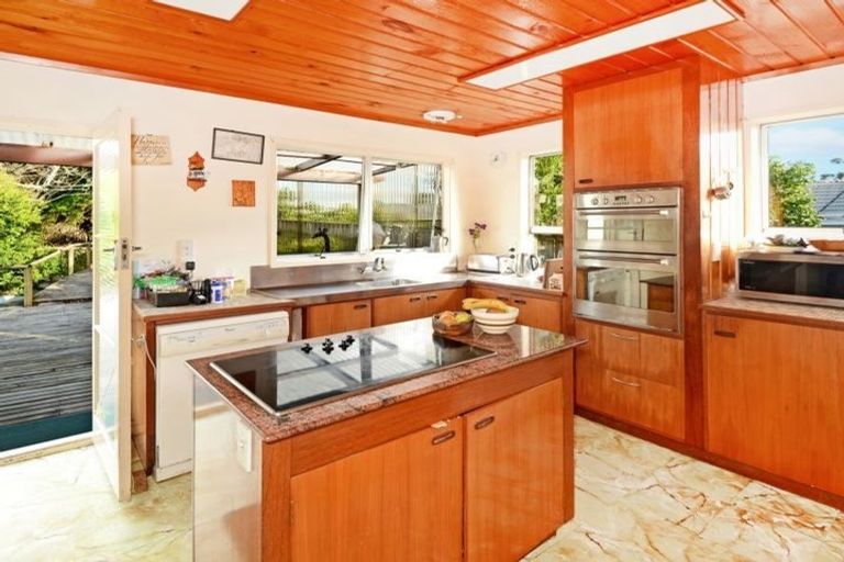 Photo of property in 32 Sunnyhaven Avenue, Beach Haven, Auckland, 0626