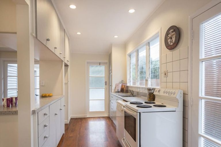 Photo of property in 53 Yeovil Road, Te Atatu Peninsula, Auckland, 0610