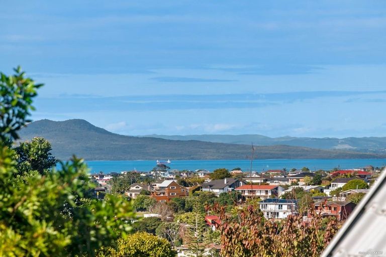 Photo of property in 2/252 Glenvar Road, Torbay, Auckland, 0630