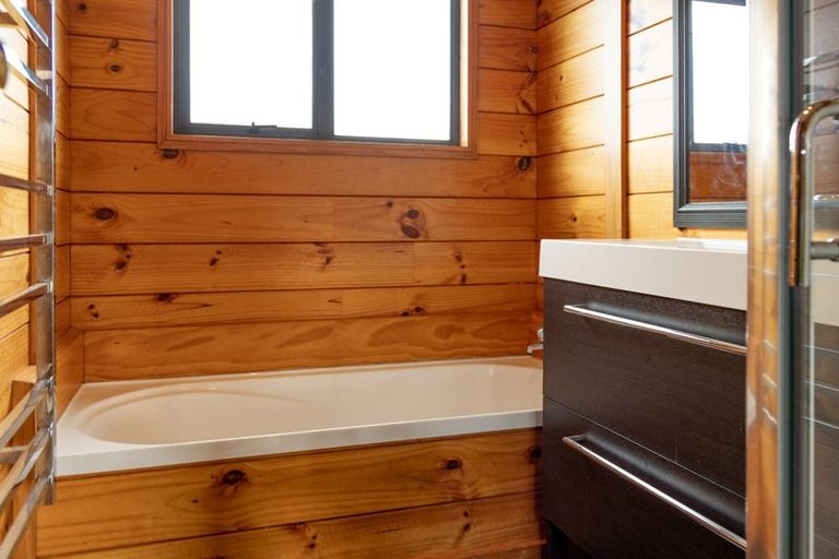 Photo of property in 28 Surf Street, Whitianga, 3510