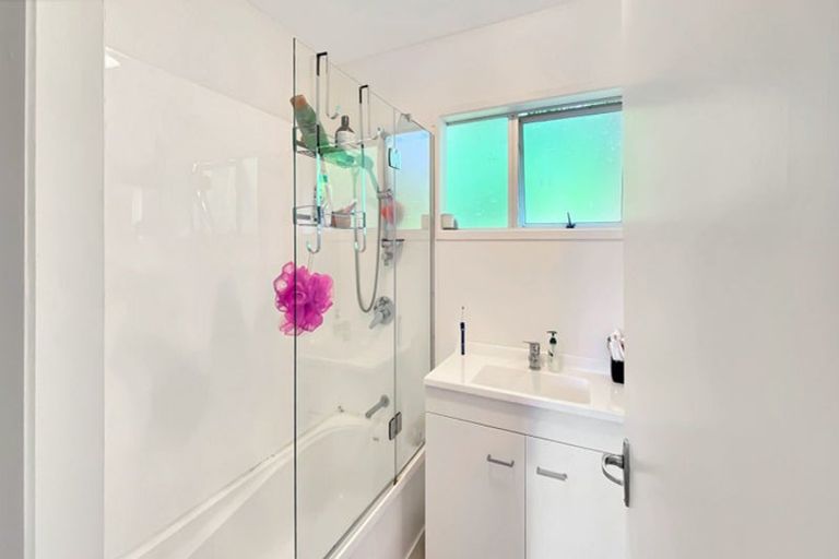 Photo of property in 27 Malters Place, Browns Bay, Auckland, 0630