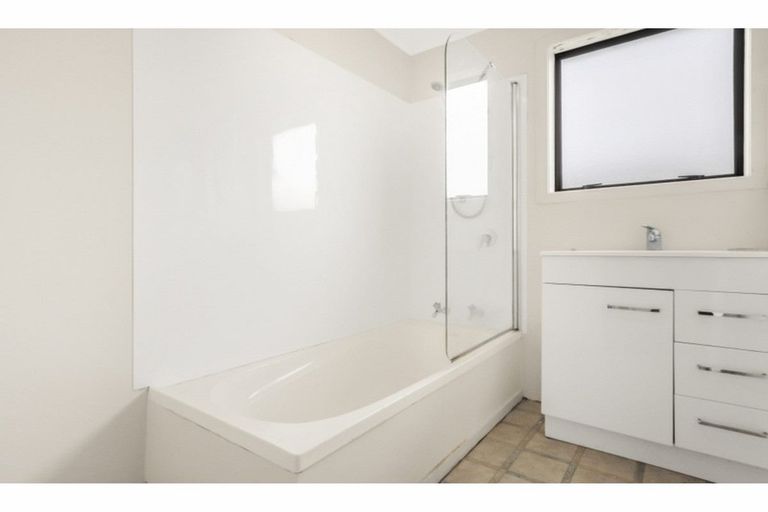 Photo of property in 1/46 Taitimu Drive, Weymouth, Auckland, 2103