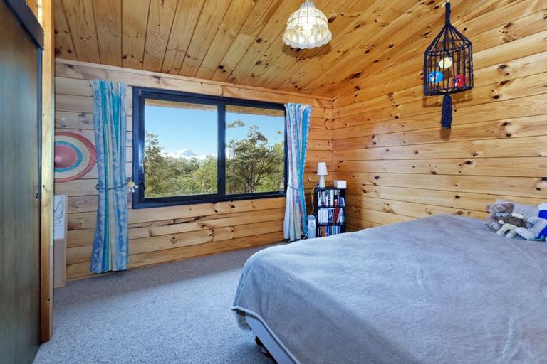 Photo of property in 32 Longfellow Parade, Glen Eden, Auckland, 0604