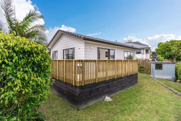 Photo of property in 9 Edgware Road, West Harbour, Auckland, 0618