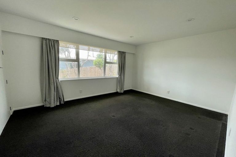 Photo of property in 28 Brooker Grove, Newlands, Wellington, 6037