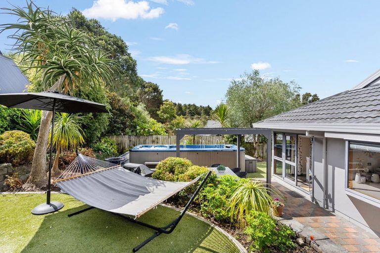 Photo of property in 12 La Roche Place, Northcote, Auckland, 0627