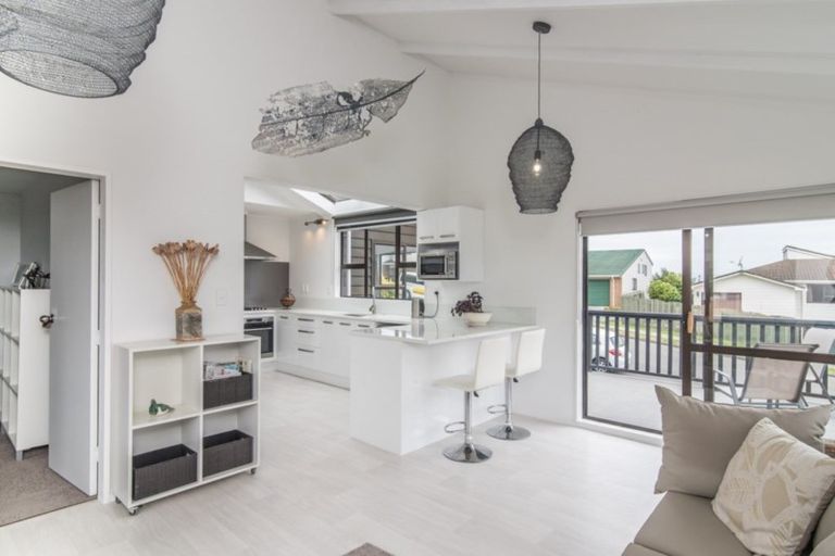 Photo of property in 91 Victory Crescent, Tawa, Wellington, 5028