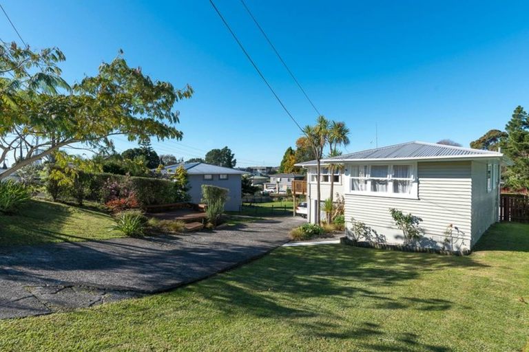 Photo of property in 15 Kelwyn Road, Kelston, Auckland, 0602