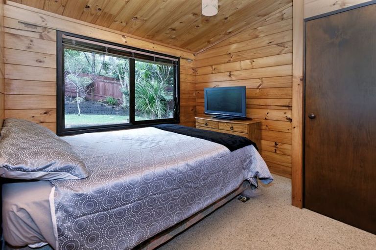 Photo of property in 32 Longfellow Parade, Glen Eden, Auckland, 0604