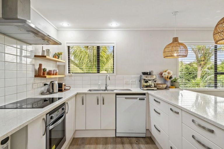 Photo of property in 21 Stott Avenue, Birkdale, Auckland, 0626