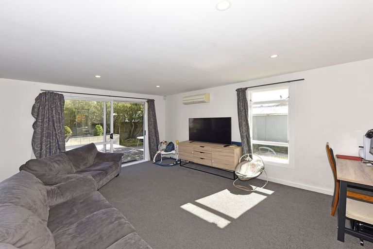 Photo of property in 2a Curzon Place, Parklands, Christchurch, 8083