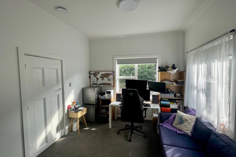 Photo of property in 25 Sugarloaf Road, Brooklyn, Wellington, 6021