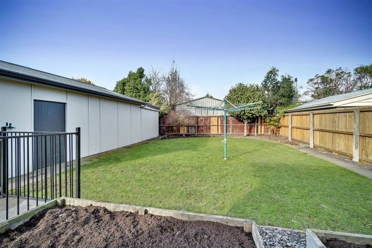 Photo of property in 104 Wainoni Road, Avondale, Christchurch, 8061