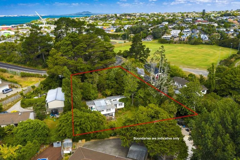 Photo of property in 26 Woodlands Crescent, Browns Bay, Auckland, 0630