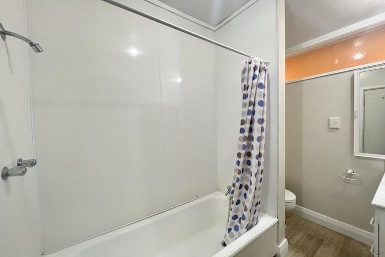 Photo of property in 9 Hungerford Road, Lyall Bay, Wellington, 6022