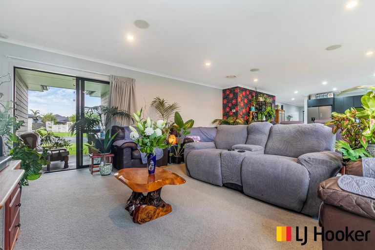 Photo of property in 31 Harbour Crest Drive, Waiuku, 2123