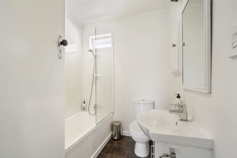 Photo of property in 9 Eskdale Road, Birkdale, Auckland, 0626