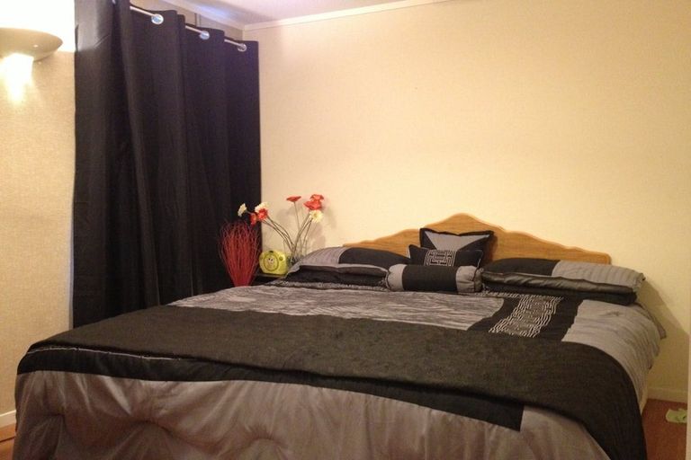 Photo of property in 1/50 Onewa Road, Northcote Point, Auckland, 0627