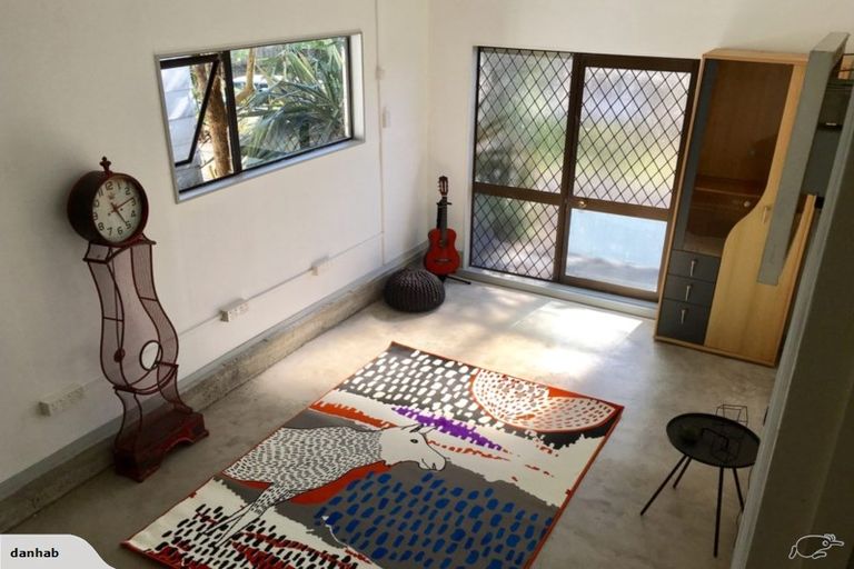 Photo of property in 2/8 Dianthus Place, Browns Bay, Auckland, 0630