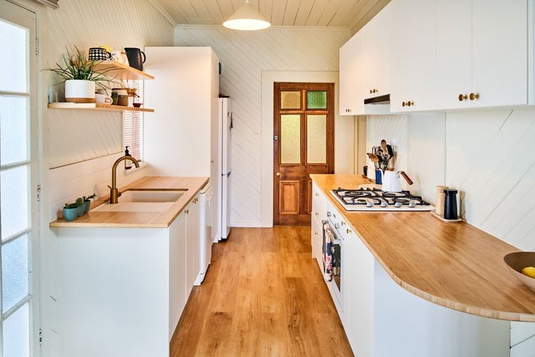 Photo of property in 230a Sutherland Road, Lyall Bay, Wellington, 6022