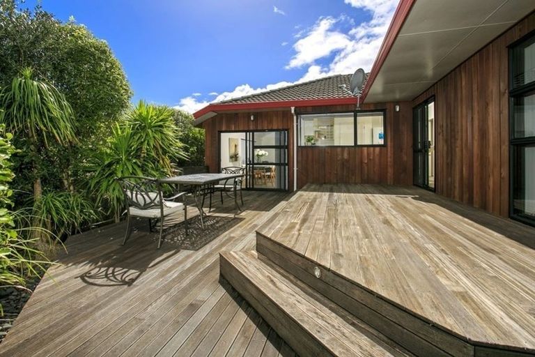 Photo of property in 24 Chedworth Drive, Glenfield, Auckland, 0629