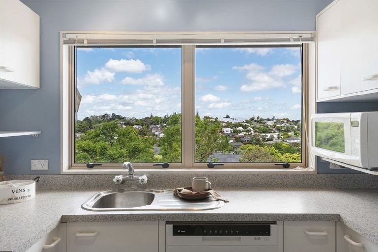 Photo of property in 2/18 Strabo Place, Windsor Park, Auckland, 0632