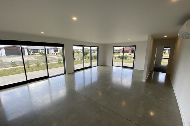 Photo of property in 1 Clifford Close, Leamington, Cambridge, 3432