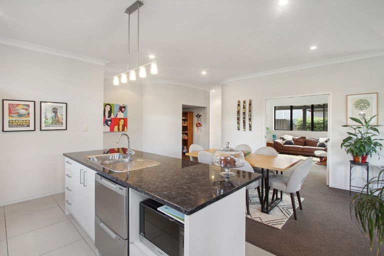 Photo of property in 22 Midhurst Avenue, Henderson, Auckland, 0612