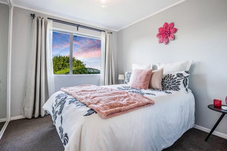 Photo of property in 15 Arde Place, Massey, Auckland, 0614