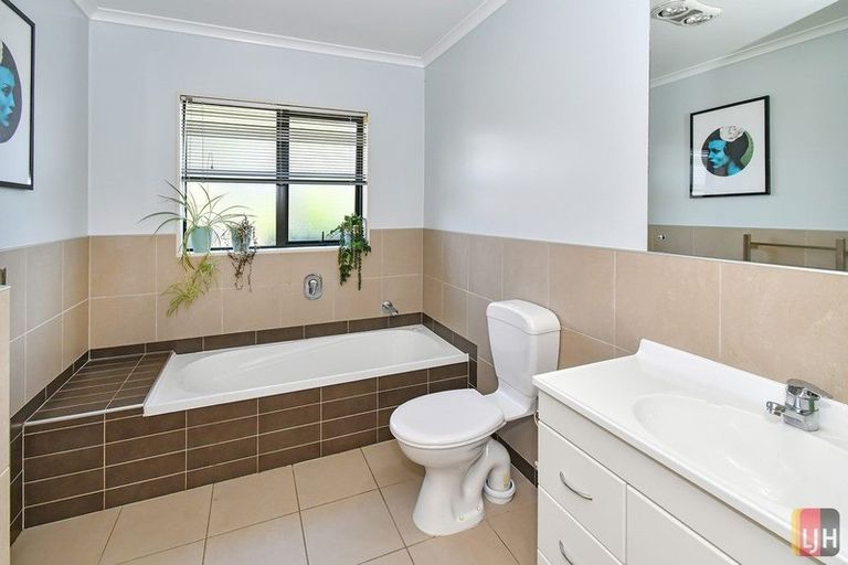 Photo of property in 204 Wattle Farm Road, Wattle Downs, Auckland, 2103