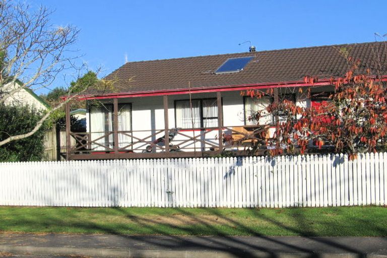 Photo of property in 19 Redlands Grove, Swanson, Auckland, 0612