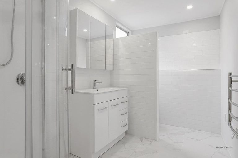 Photo of property in 37 Beaubank Road, Kelston, Auckland, 0602